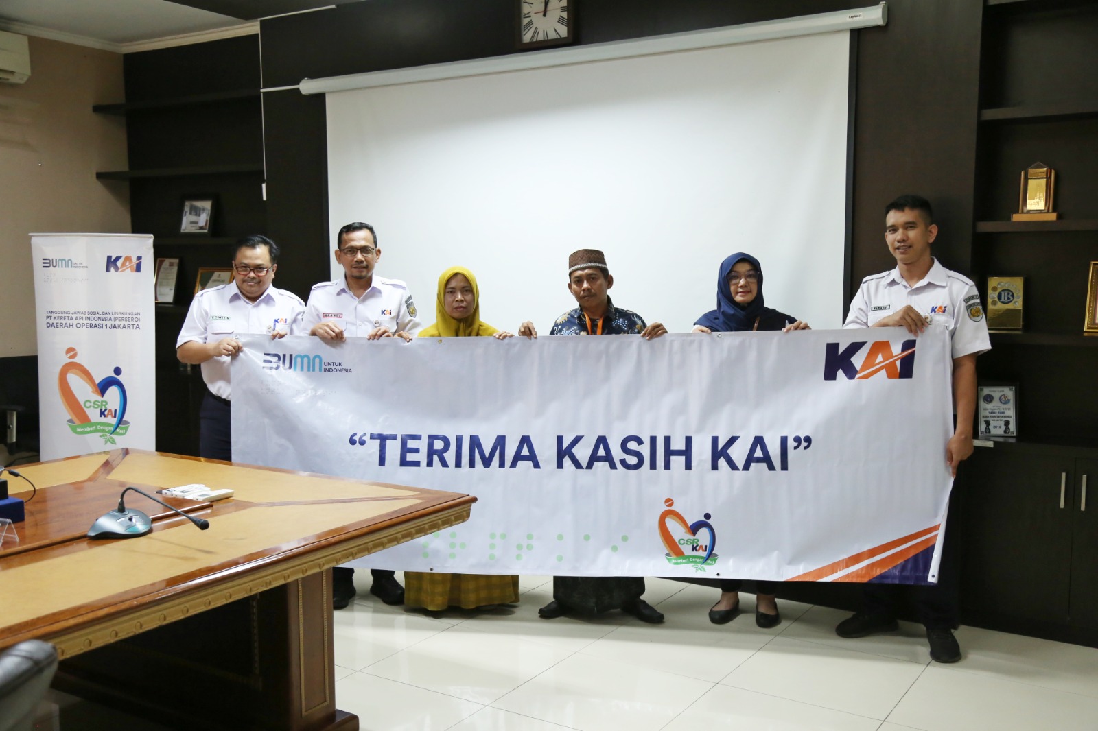 PT KAI Daops 1 Jakarta salurakan bantuan CSR ke masyarakat sekitar (Ashar/SinPo.id)