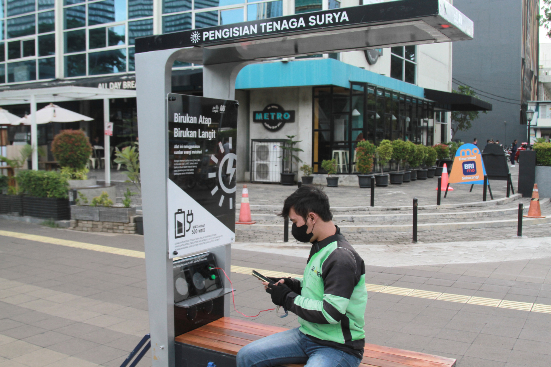 PT MRT hadirkan Charging Station bertenaga surya di kawasan Dukuh Atas (Ashar/SinPo.id)