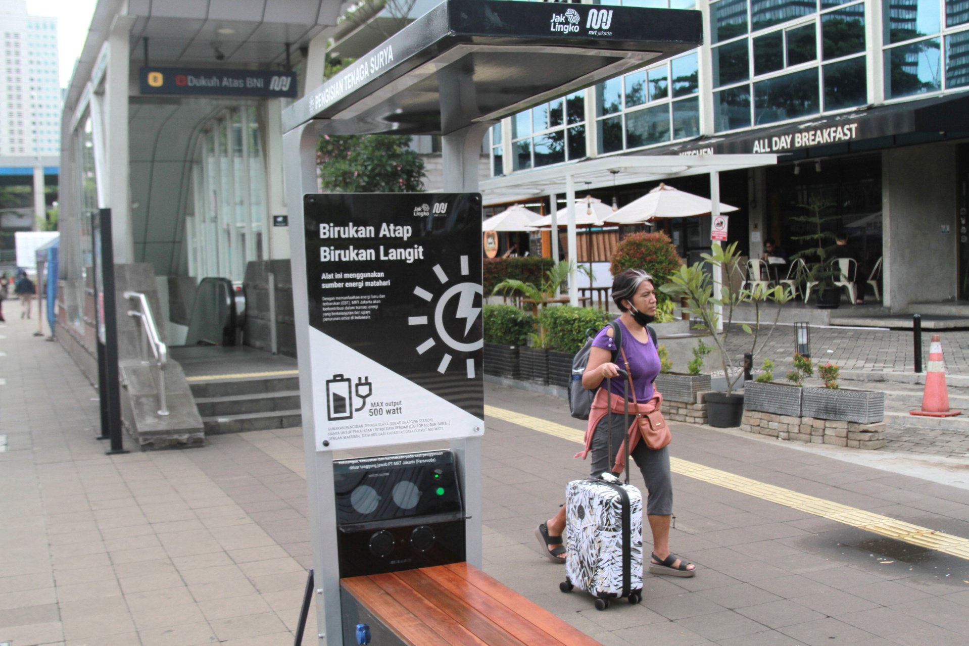 PT MRT hadirkan Charging Station bertenaga surya di kawasan Dukuh Atas (Ashar/SinPo.id)