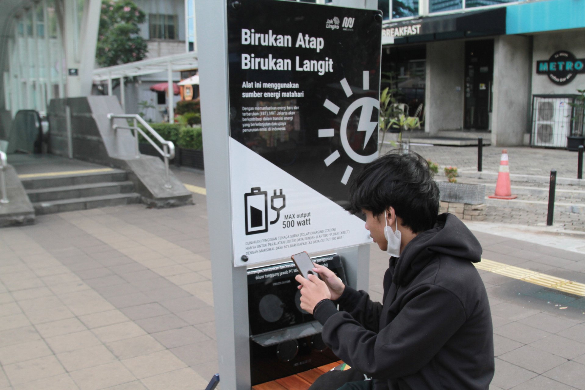 PT MRT hadirkan Charging Station bertenaga surya di kawasan Dukuh Atas (Ashar/SinPo.id)