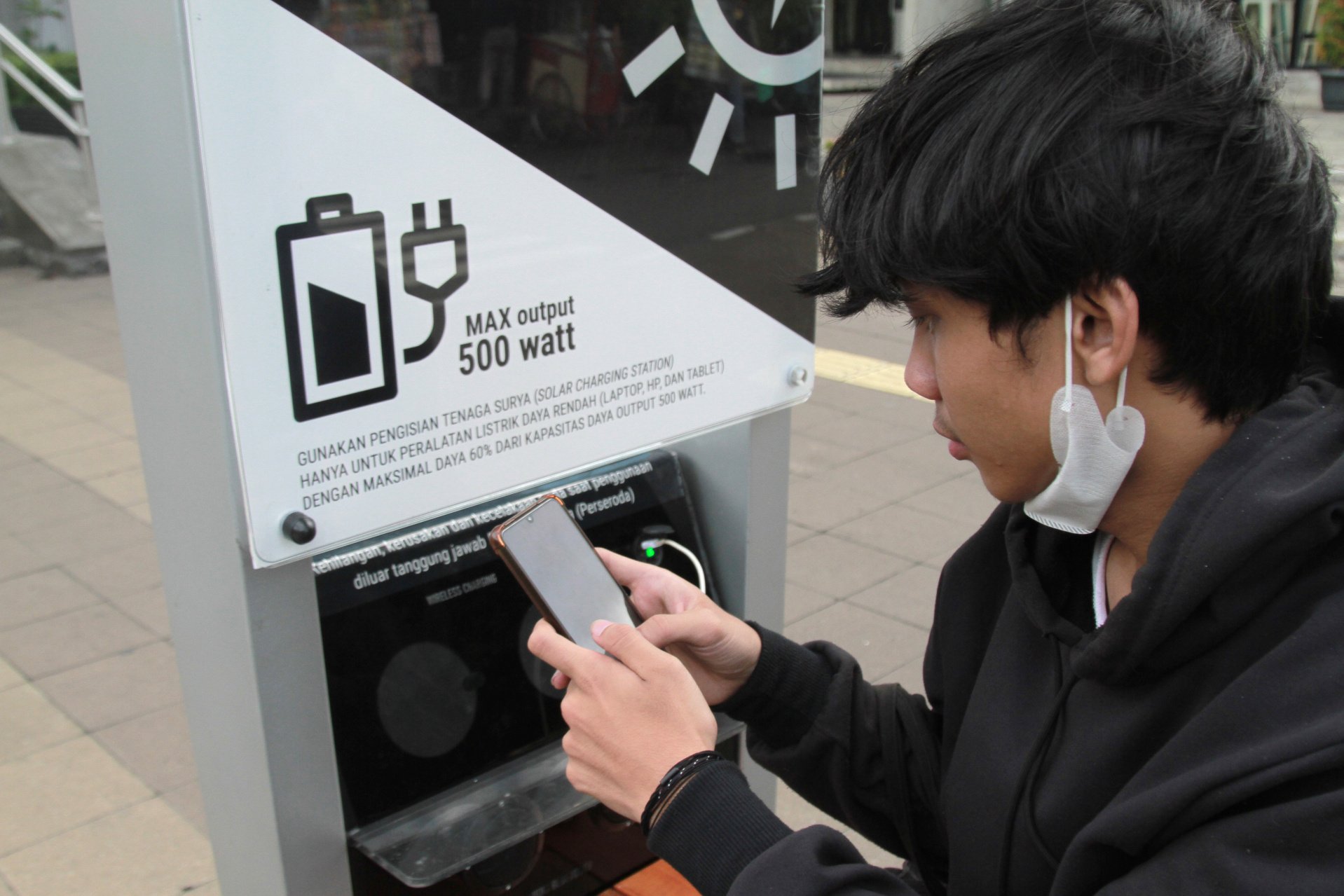 PT MRT hadirkan Charging Station bertenaga surya di kawasan Dukuh Atas (Ashar/SinPo.id)