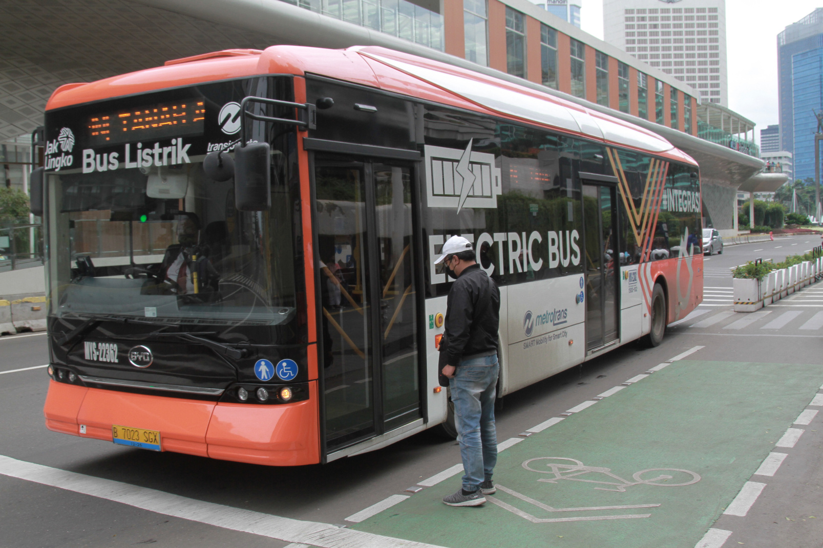 PT Transjakarta berencana menambah bus listrik sebanyak 190 pada 2023 (Ashar/SinPo.id)