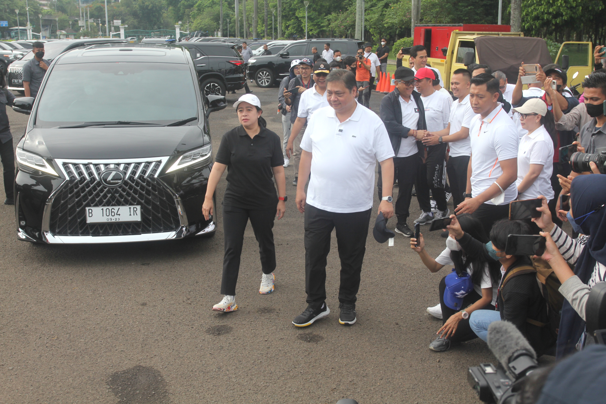 Ketua DPP bidang politik dan keamanan PDIP Puan Maharani bersama Ketua Umum partai Golkar Airlangga Hartato dan Wakil Ketua Umum Golkar Bambang Soesatyo bincang santai saat jalan sehat di Monas (Ashar/SinPo.id)