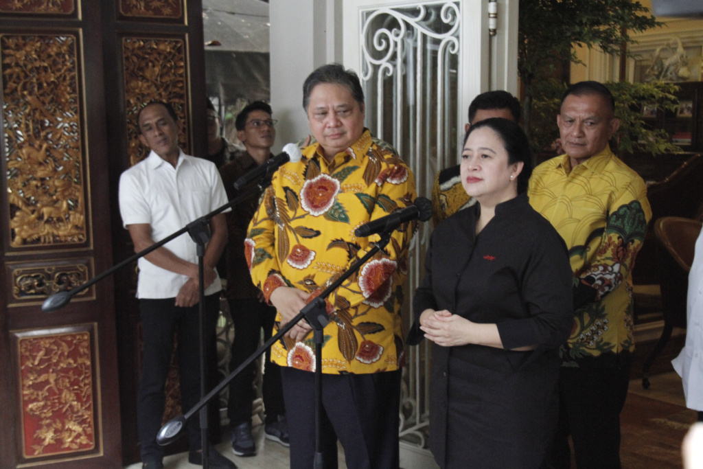 Ketua DPP PDIP Puan Maharani menyambangi kediaman Ketua Umum Partai Golkar Airlangga Hartarto membahas Koalisi (Ashar/SinPo.id)