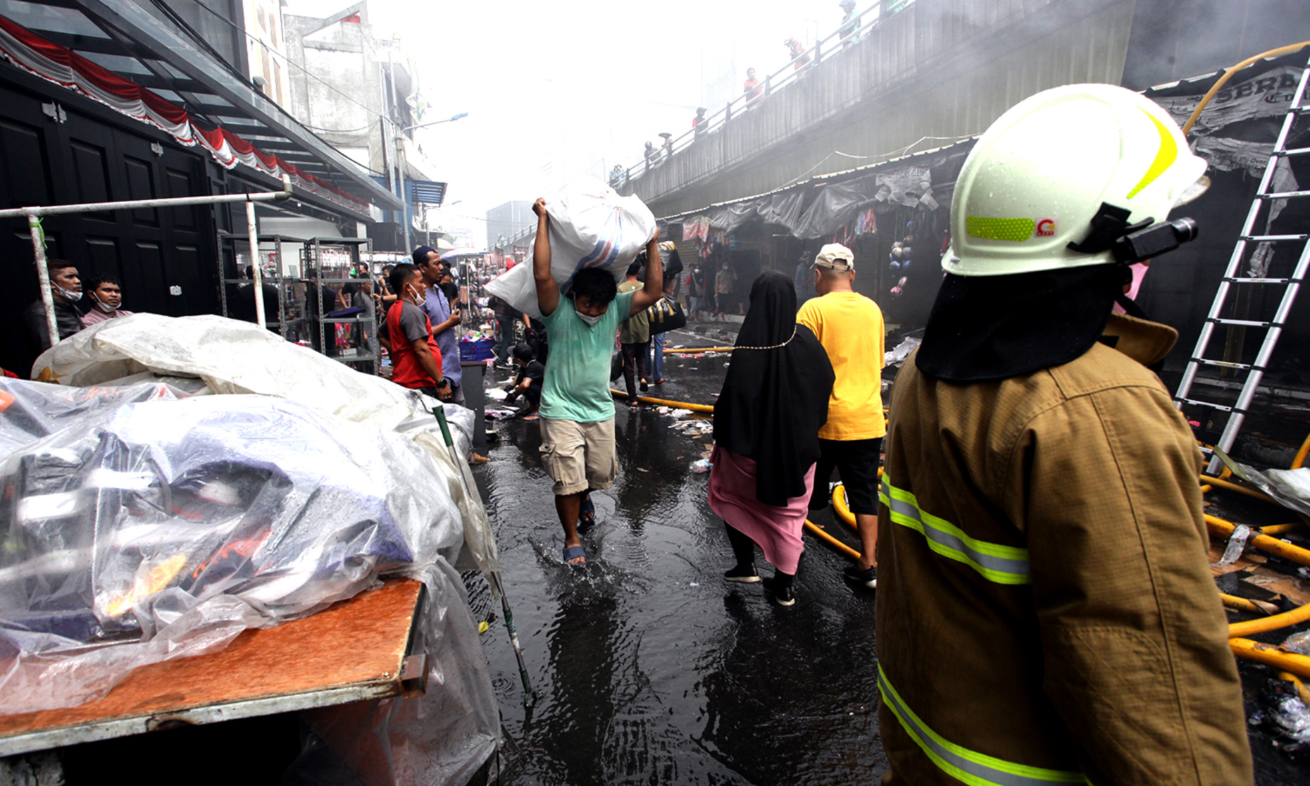 Kebakaran menghanguskan puluhan kios milik warga di pasar pagi esemka siang tadi (Ashar/SinPo.id)