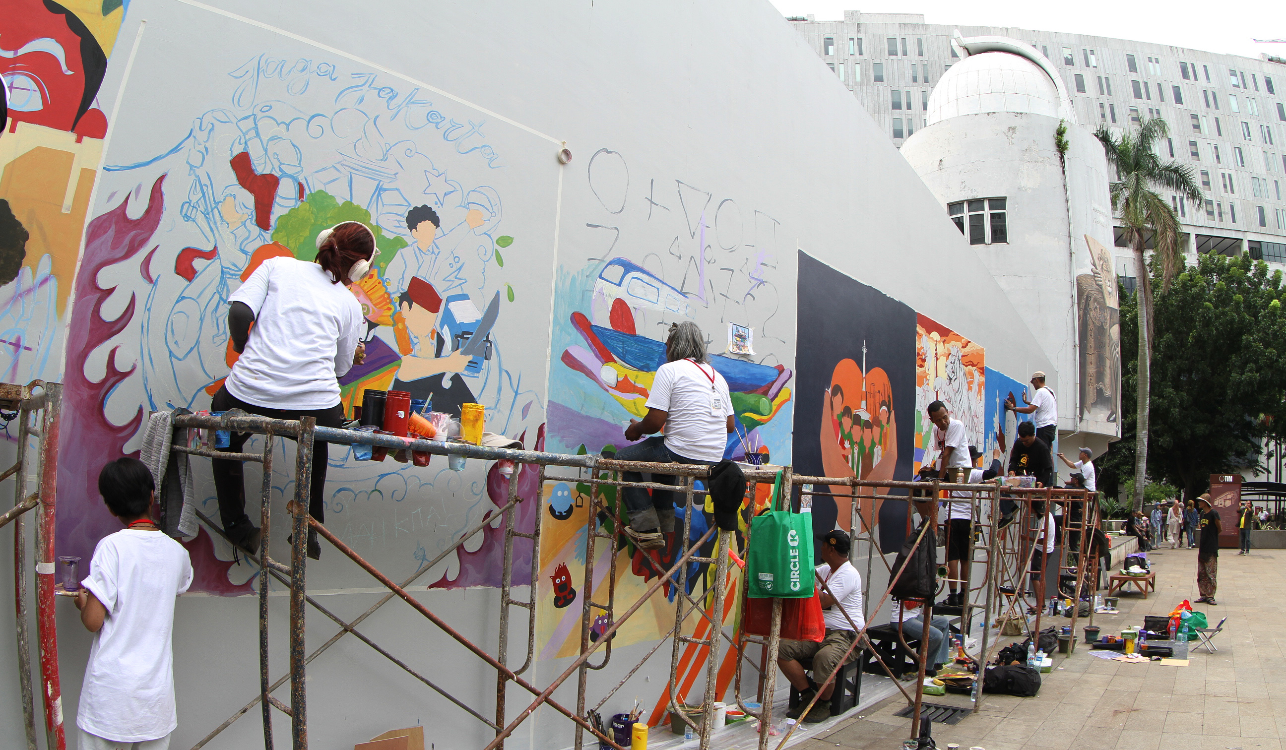 Seniman membuat mural di TIM, Jakarta. (Agus Priatna/SinPo.id)