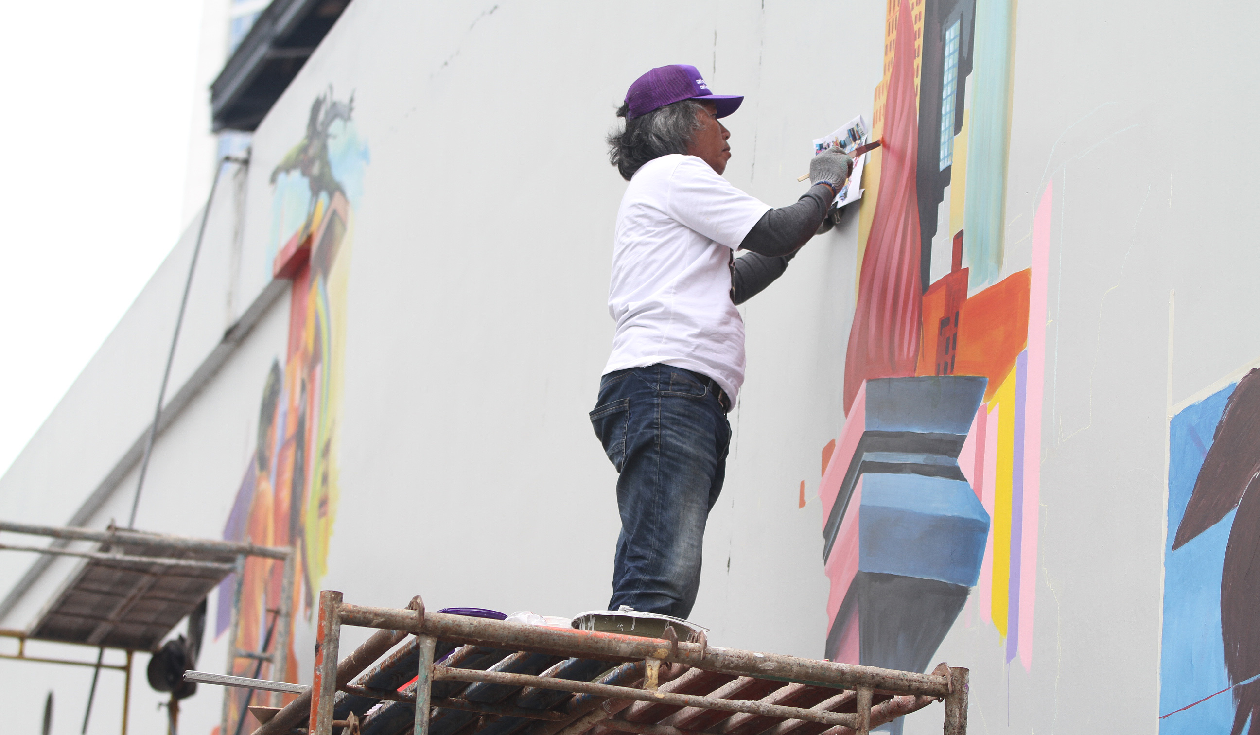 Seniman membuat mural di TIM, Jakarta. (Agus Priatna/SinPo.id)