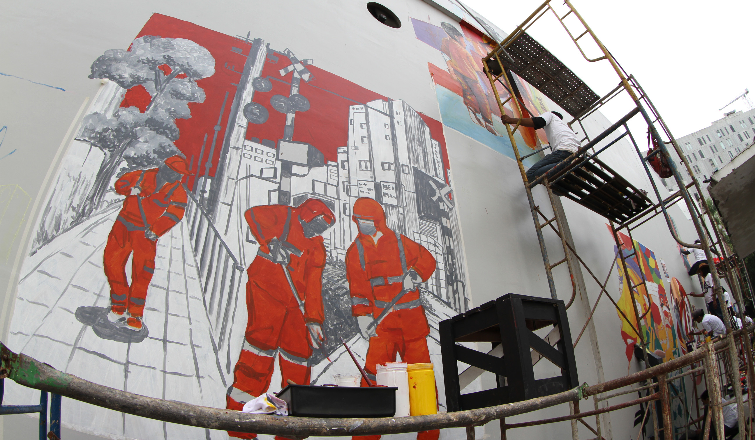 Seniman membuat mural di TIM, Jakarta. (Agus Priatna/SinPo.id)