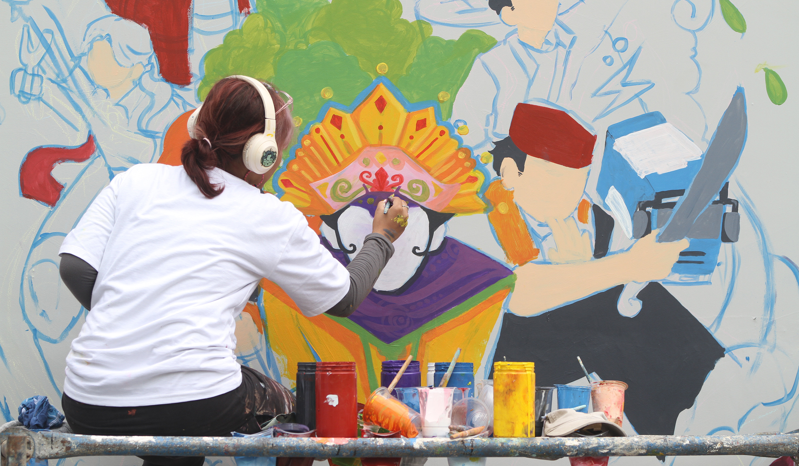 Seniman membuat mural di TIM, Jakarta. (Agus Priatna/SinPo.id)