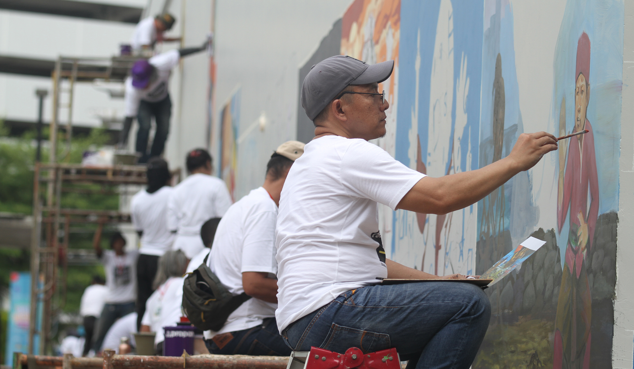 Seniman membuat mural di TIM, Jakarta. (Agus Priatna/SinPo.id)