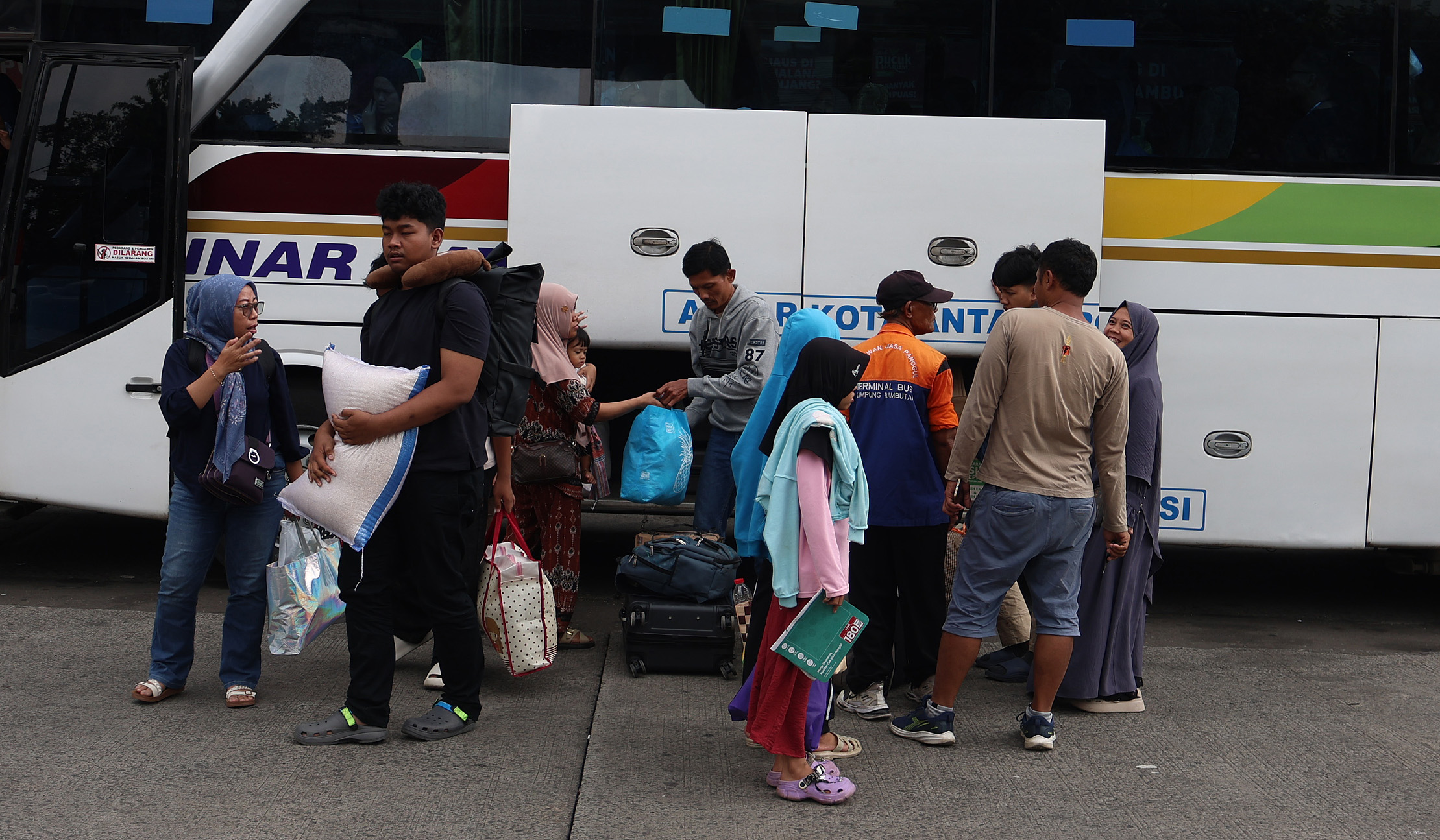 Arus balik Terminal Kampung Rambutan. (Agus Priatna/SinPo.id)