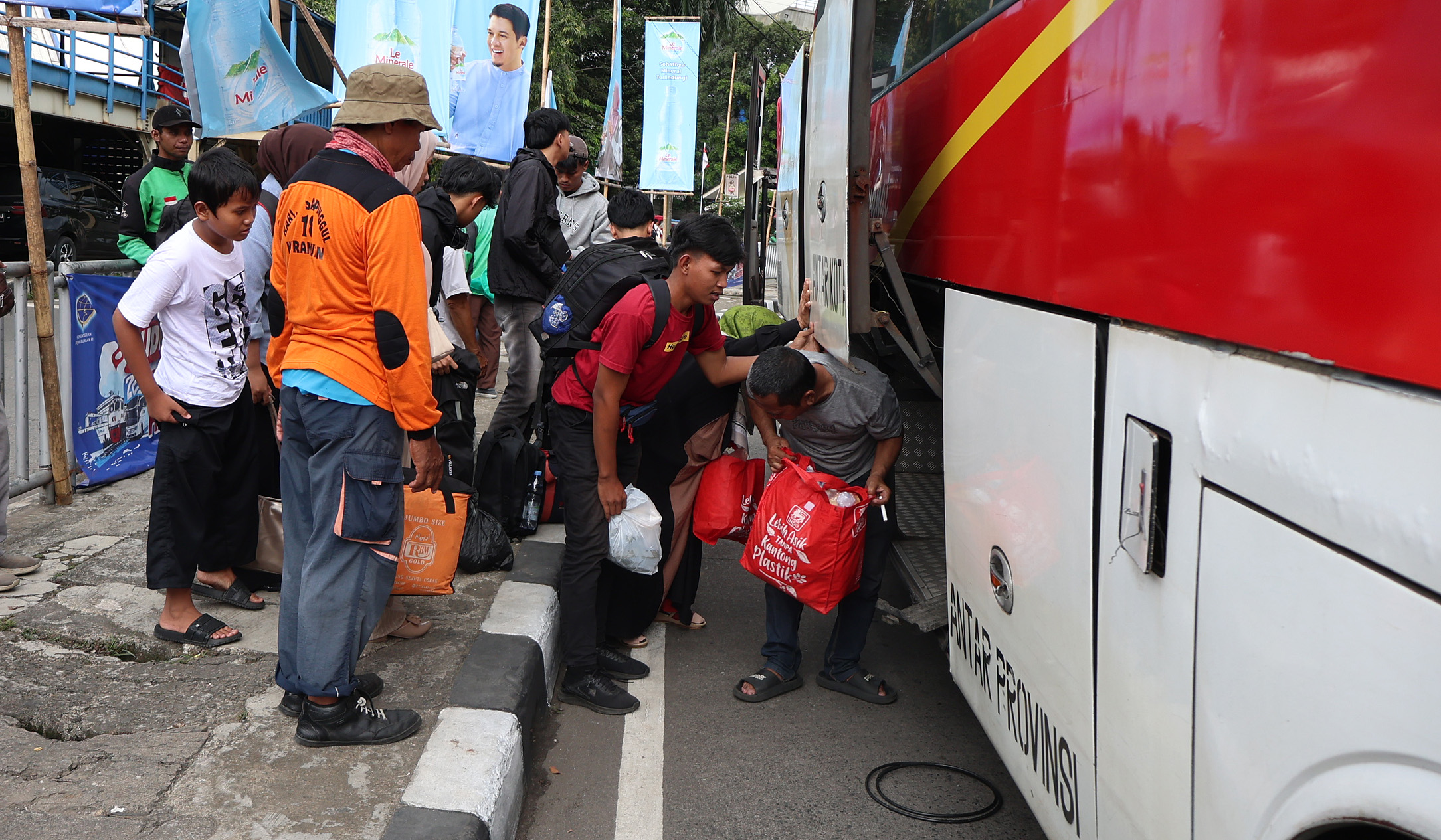 Arus balik Terminal Kampung Rambutan. (Agus Priatna/SinPo.id)