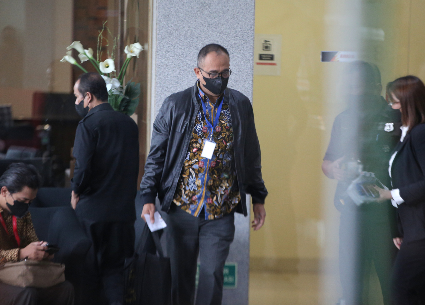 Rafael Alun Trisambodo ayah dari Mario Dandy tiba di KPK untuk mengkonfirmasi dari LHKPN (Ashar/SinPo.id)