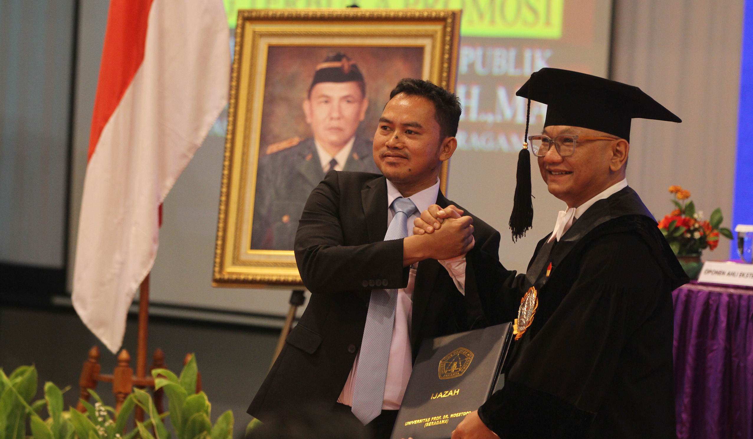 Ketua KWP Ariawan, saat menjalani sidang promosi Doktor di Universitas Prof Dr Moestopo Beragama. (Agus Priatna/SinPo.id)