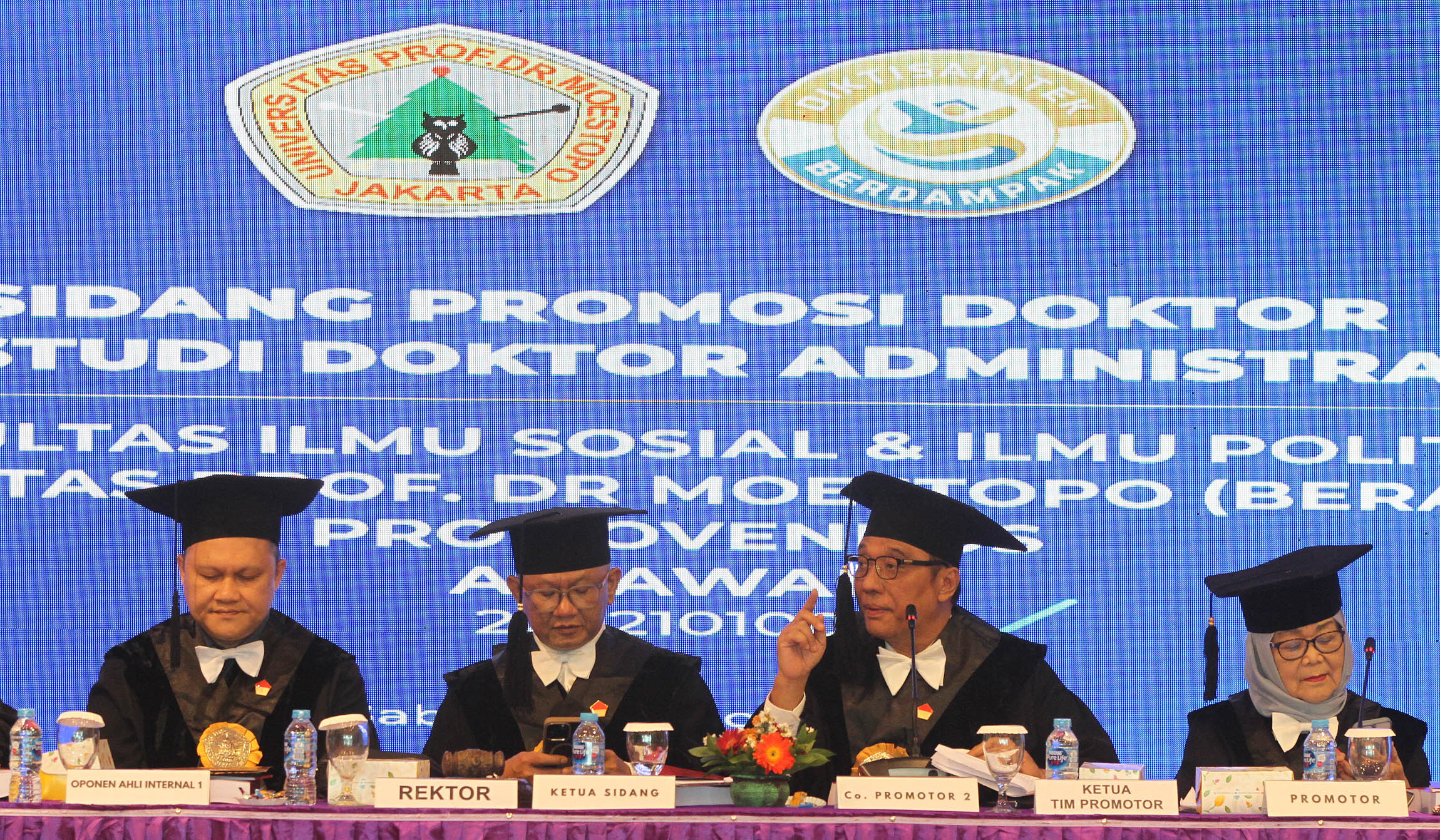 Ketua KWP Ariawan, saat menjalani sidang promosi Doktor di Universitas Prof Dr Moestopo Beragama. (Agus Priatna/SinPo.id)