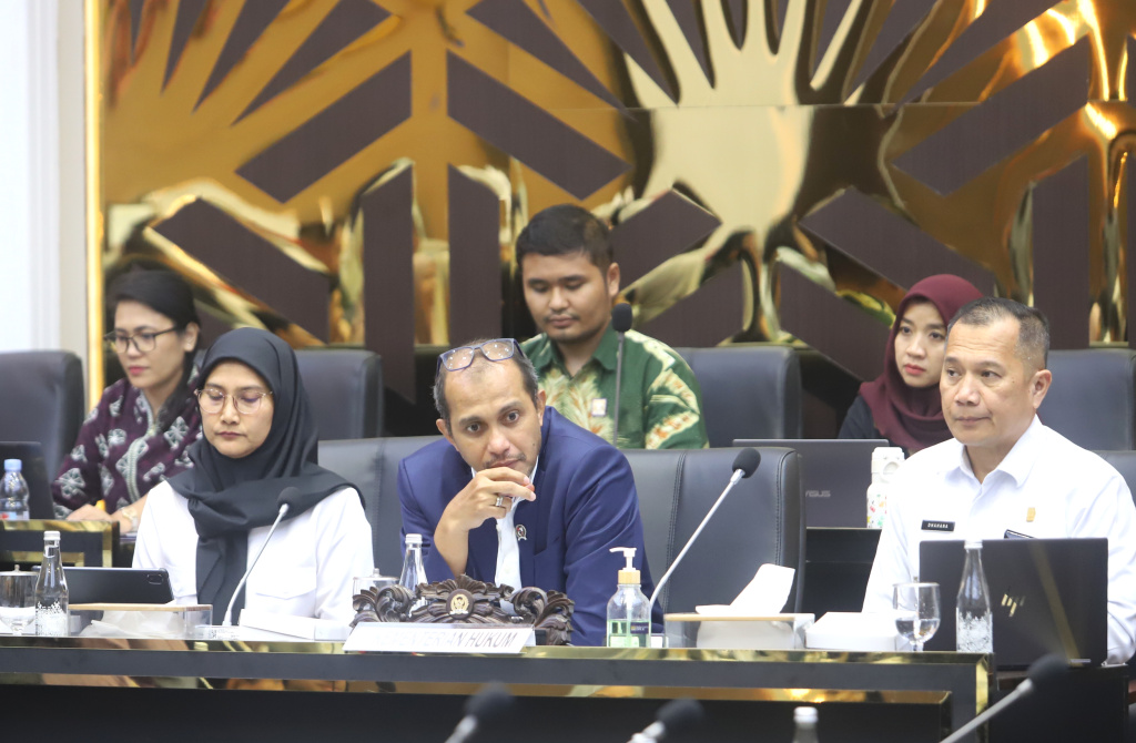 Baleg DPR gelar raker dengan Wakil Menteri Hukum Edward Omar Sharif Hiariej membahas Prolegnas RUU Prioritas Tahun 2026 (Ashar/SinPo.id)