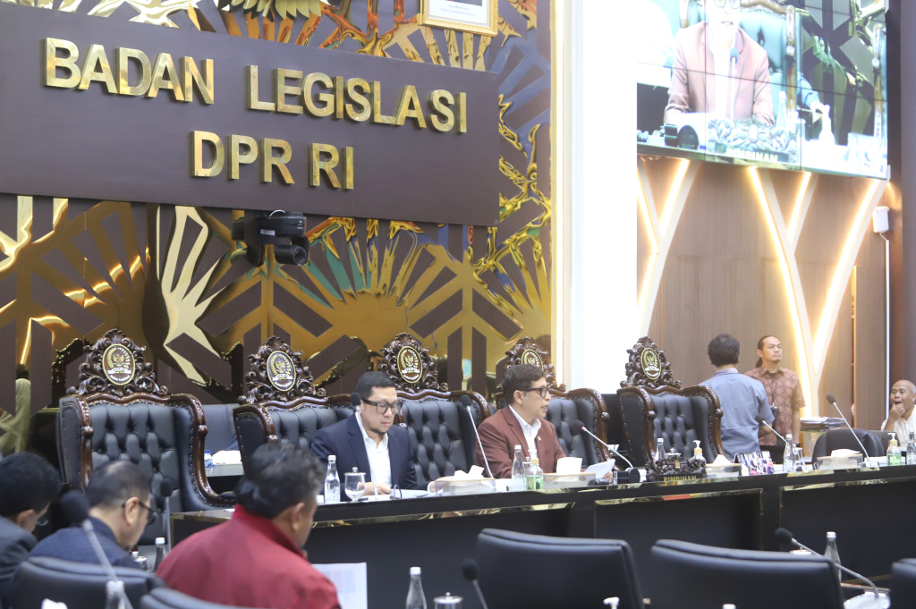 Baleg DPR gelar raker dengan Wakil Menteri Hukum Edward Omar Sharif Hiariej membahas Prolegnas RUU Prioritas Tahun 2026 (Ashar/SinPo.id)
