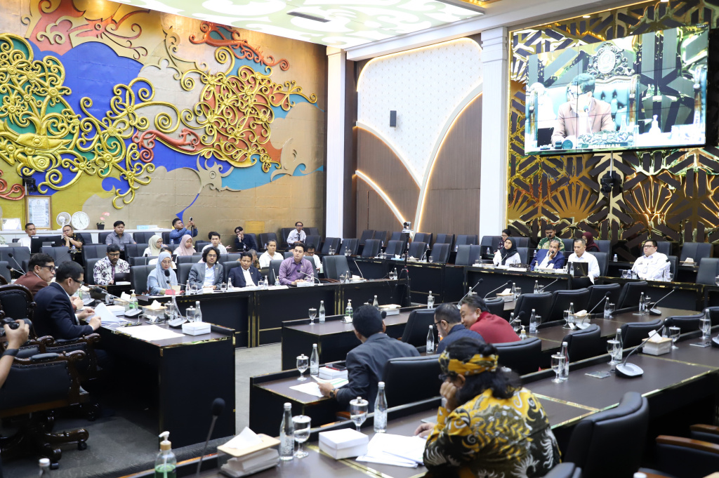 Baleg DPR gelar raker dengan Wakil Menteri Hukum Edward Omar Sharif Hiariej membahas Prolegnas RUU Prioritas Tahun 2026 (Ashar/SinPo.id)