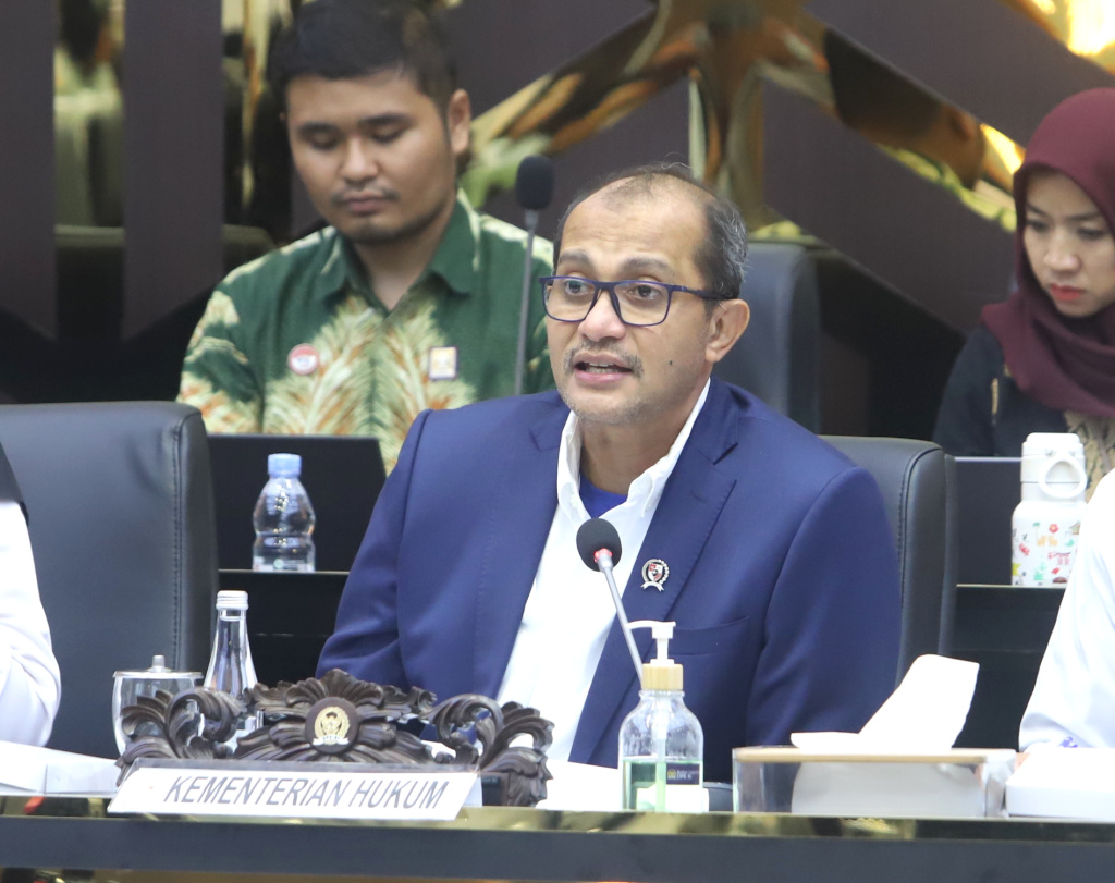 Baleg DPR gelar raker dengan Wakil Menteri Hukum Edward Omar Sharif Hiariej membahas Prolegnas RUU Prioritas Tahun 2026 (Ashar/SinPo.id)