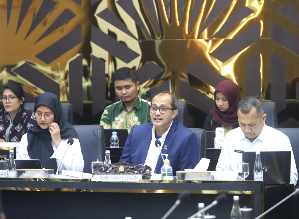 Baleg DPR gelar raker dengan Wakil Menteri Hukum Edward Omar Sharif Hiariej membahas Prolegnas RUU Prioritas Tahun 2026 (Ashar/SinPo.id)