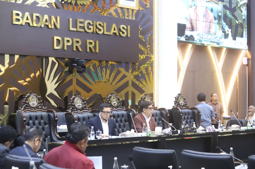 Baleg DPR gelar raker dengan Wakil Menteri Hukum Edward Omar Sharif Hiariej membahas Prolegnas RUU Prioritas Tahun 2026 (Ashar/SinPo.id)