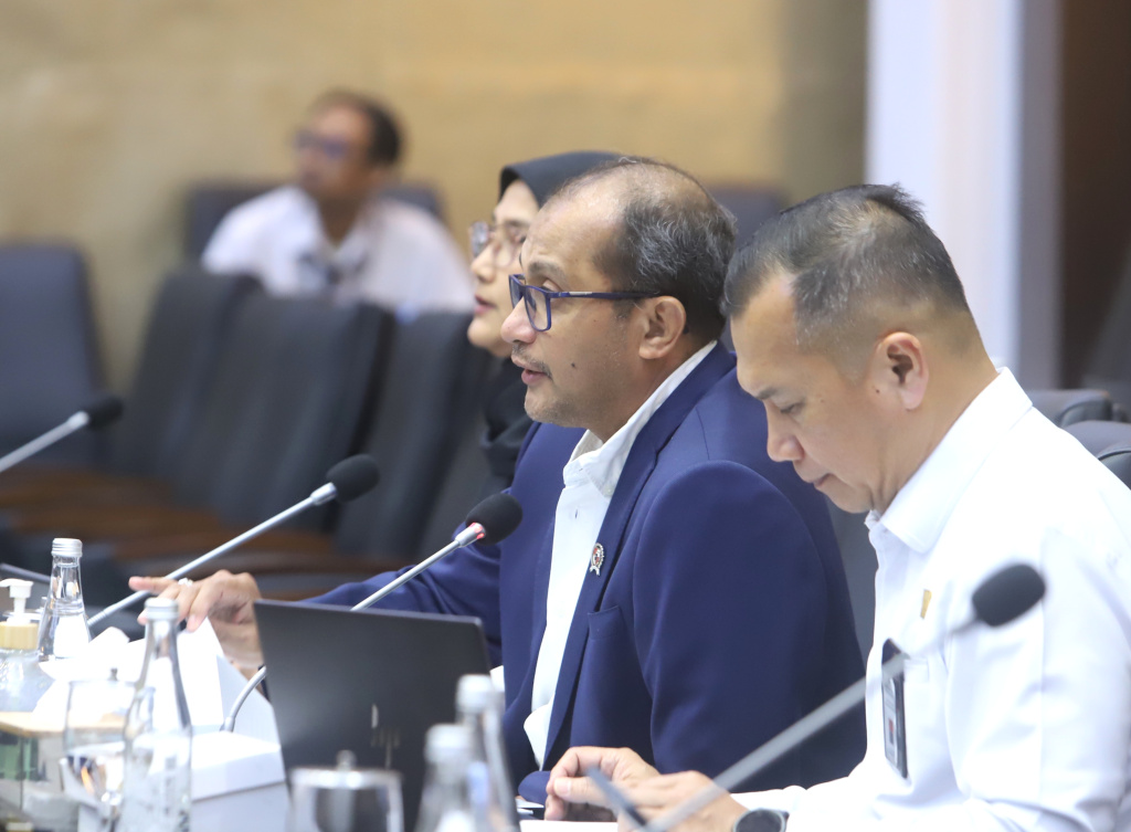 Baleg DPR gelar raker dengan Wakil Menteri Hukum Edward Omar Sharif Hiariej membahas Prolegnas RUU Prioritas Tahun 2026 (Ashar/SinPo.id)