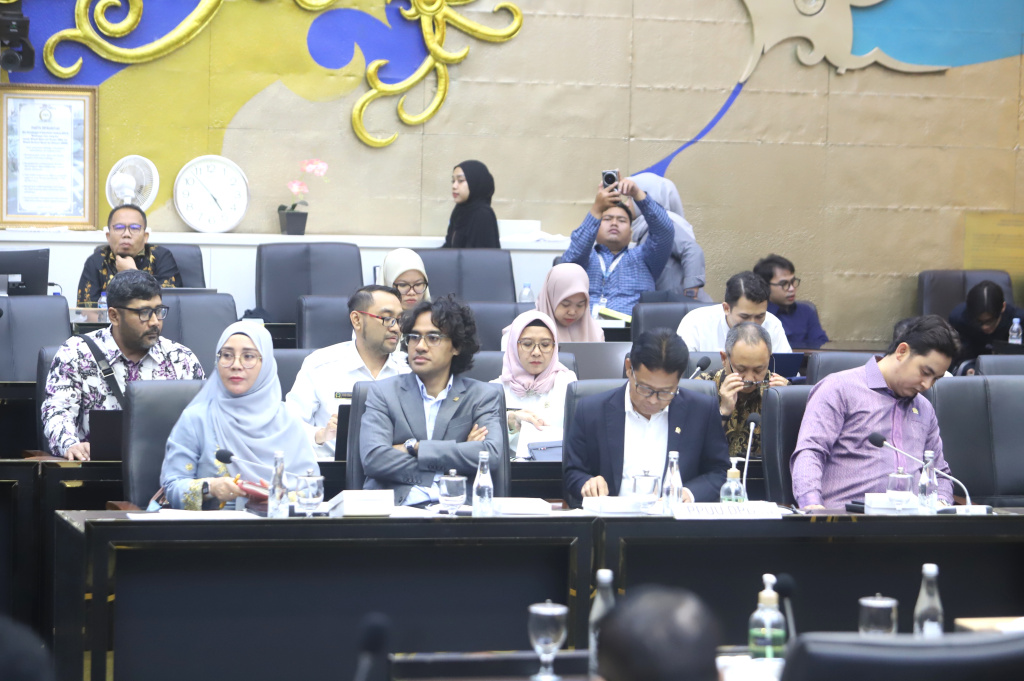 Baleg DPR gelar raker dengan Wakil Menteri Hukum Edward Omar Sharif Hiariej membahas Prolegnas RUU Prioritas Tahun 2026 (Ashar/SinPo.id)