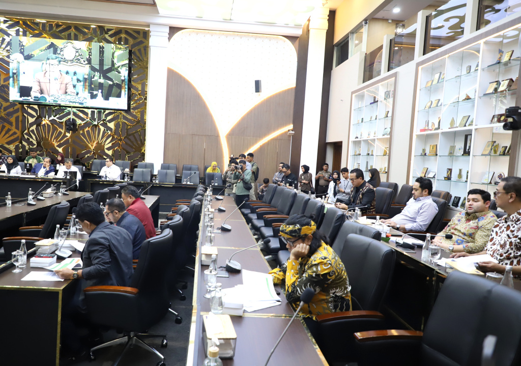 Baleg DPR gelar raker dengan Wakil Menteri Hukum Edward Omar Sharif Hiariej membahas Prolegnas RUU Prioritas Tahun 2026 (Ashar/SinPo.id)