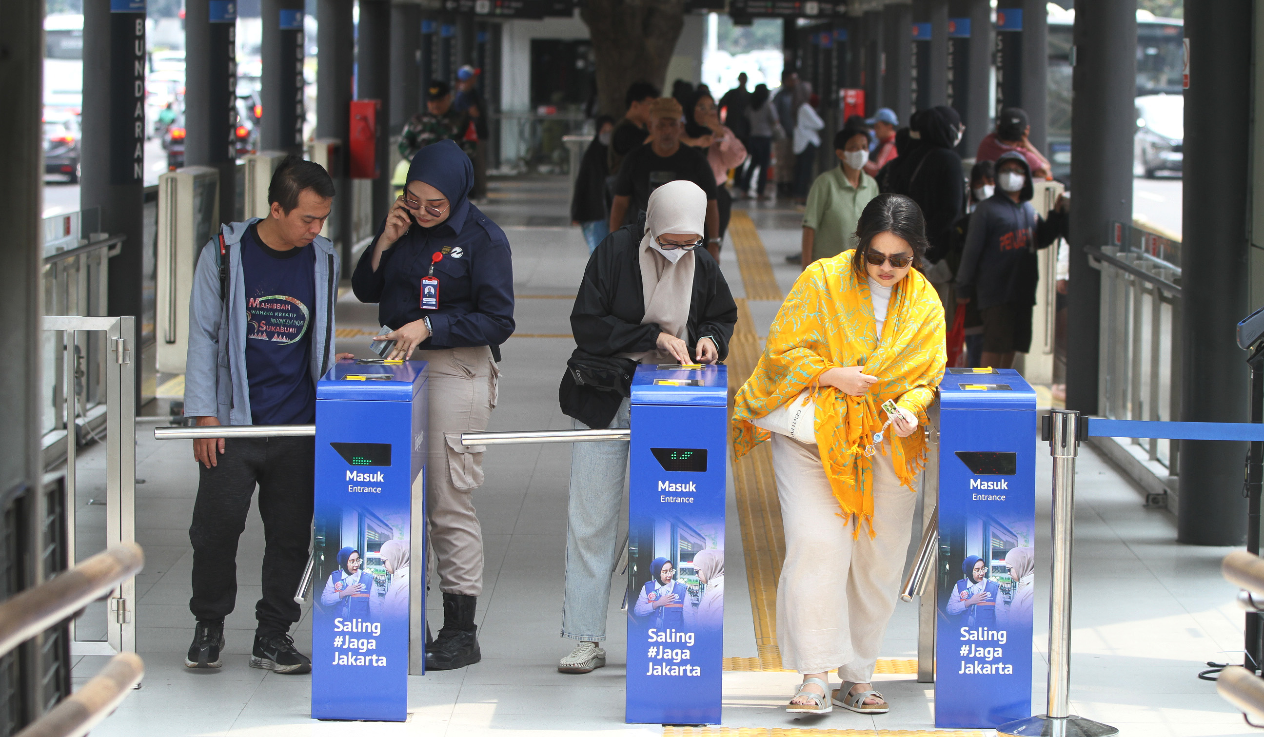 Penumpang di Halte Bundaran Senayan. (Agus Priatna/SinPo.id)