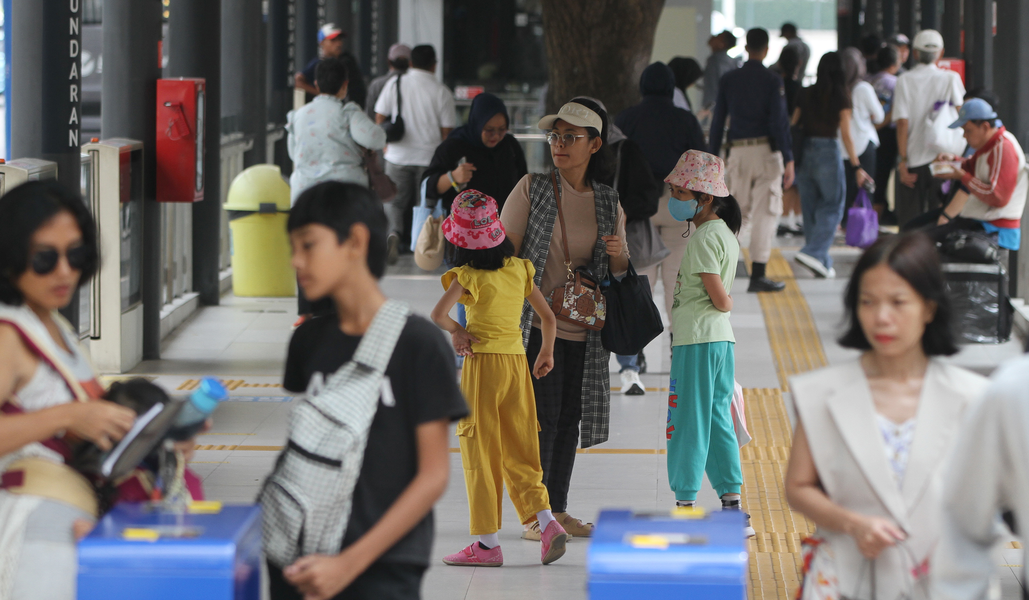 Penumpang di Halte Bundaran Senayan. (Agus Priatna/SinPo.id)