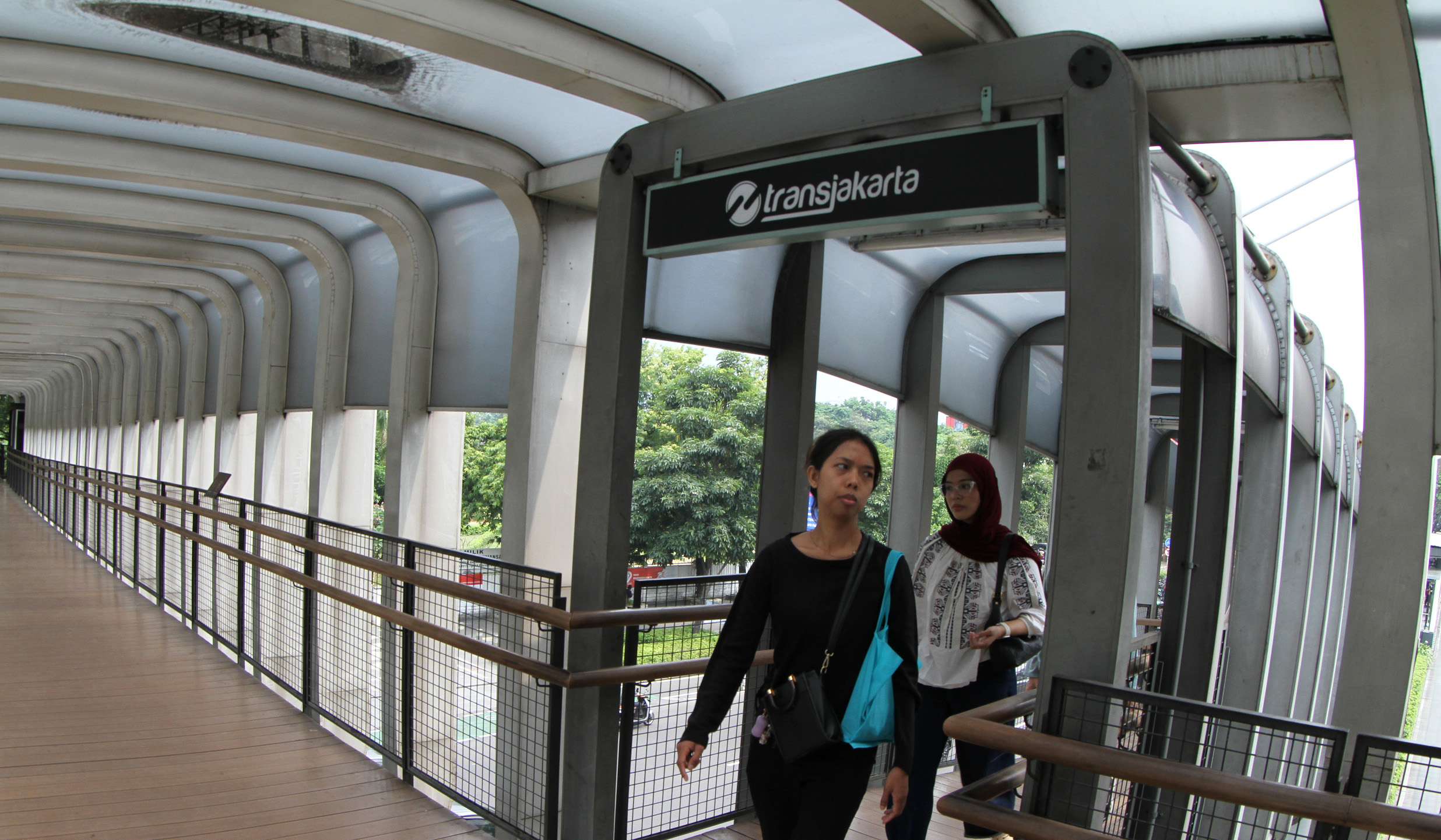 Ilustrasi. Penumpang di Halte Bundaran Senayan. (Agus Priatna/SinPo.id)