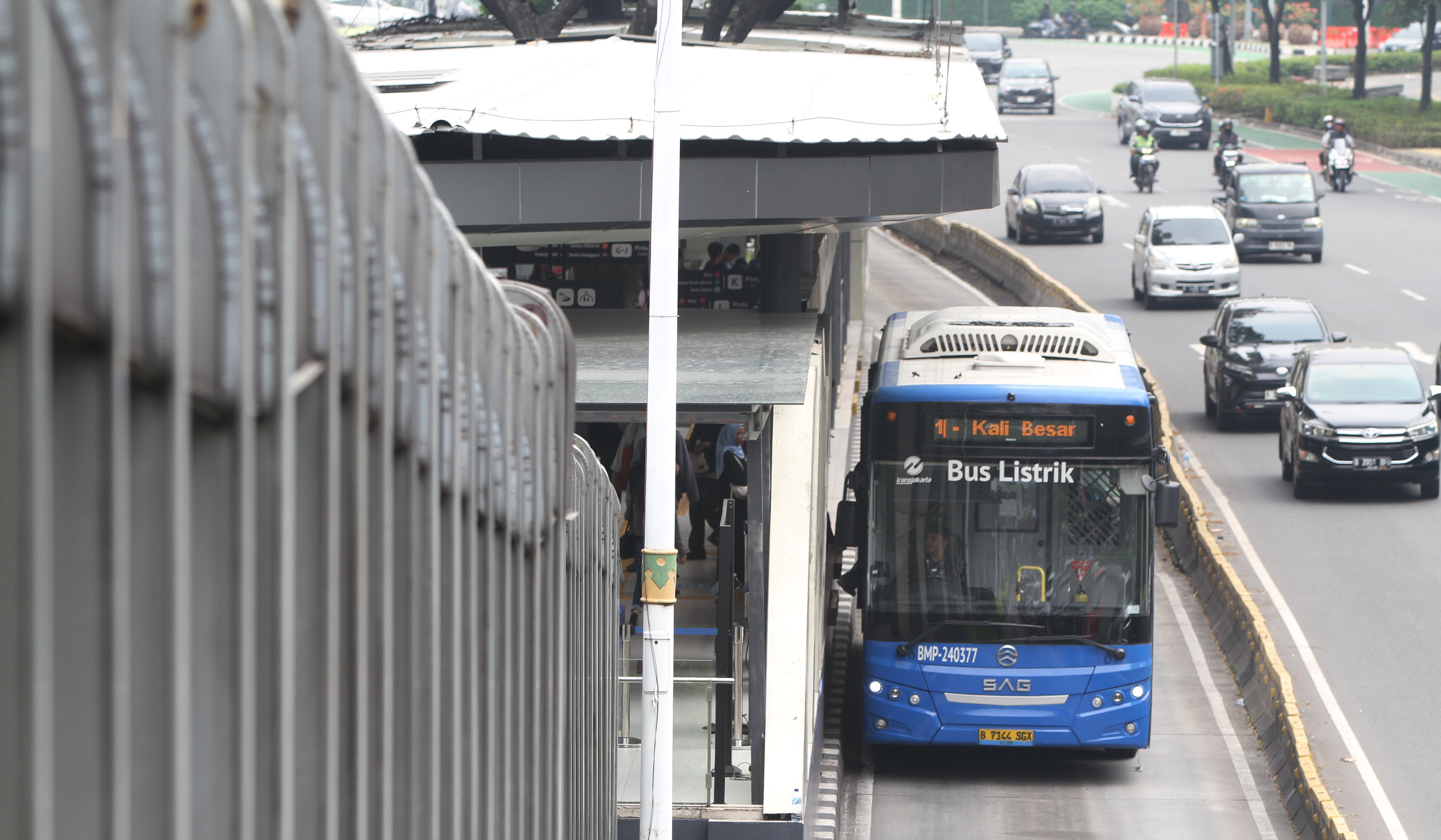 Penumpang di Halte Bundaran Senayan. (Agus Priatna/SinPo.id)