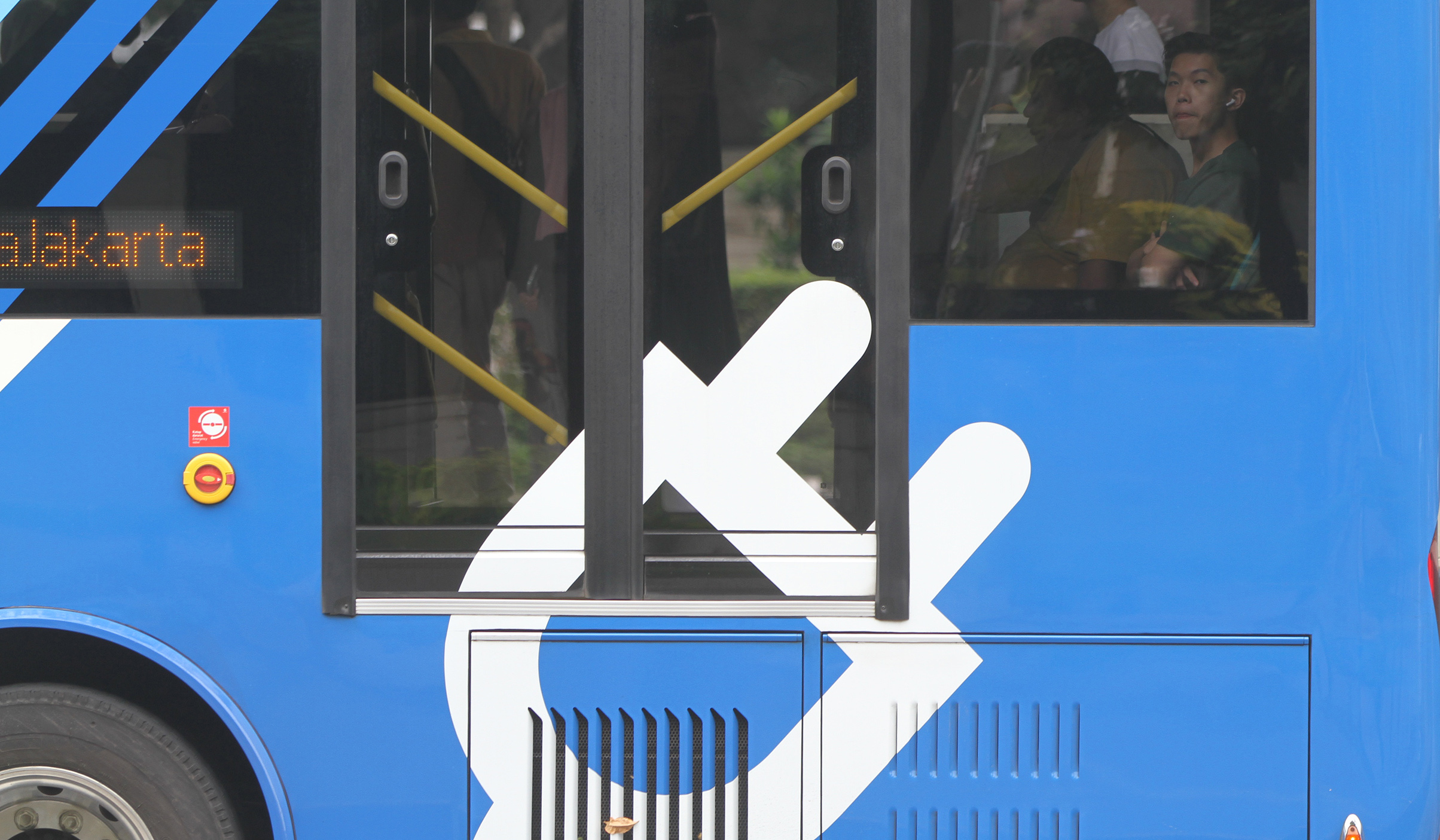 Penumpang di Halte Bundaran Senayan. (Agus Priatna/SinPo.id)