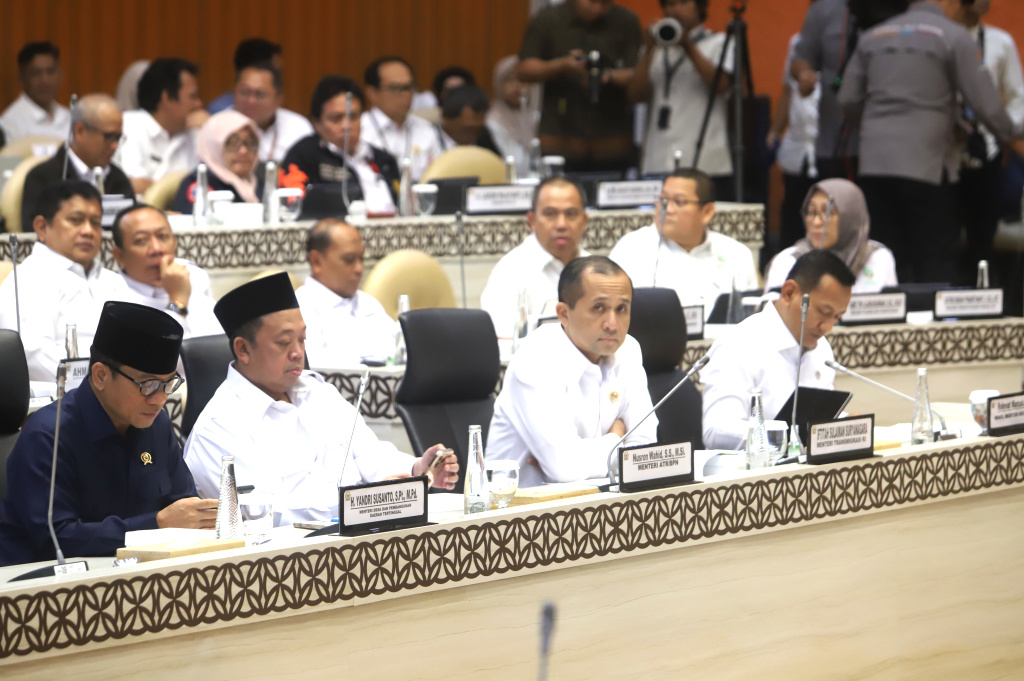 Rapat Pansus Pimpinan DPR dan Pemerintah membahas permasalahan desa tertinggal yang status tanahnya berada dikawasan hutan (Ashar/SinPo.id)