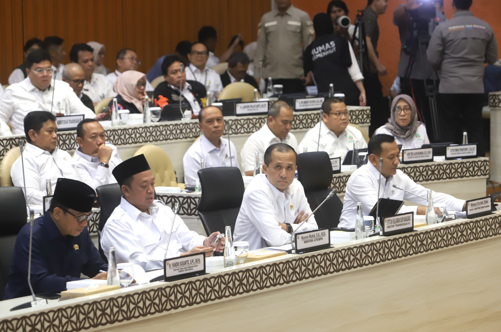 Rapat Pansus Pimpinan DPR dan Pemerintah membahas permasalahan desa tertinggal yang status tanahnya berada dikawasan hutan (Ashar/SinPo.id)