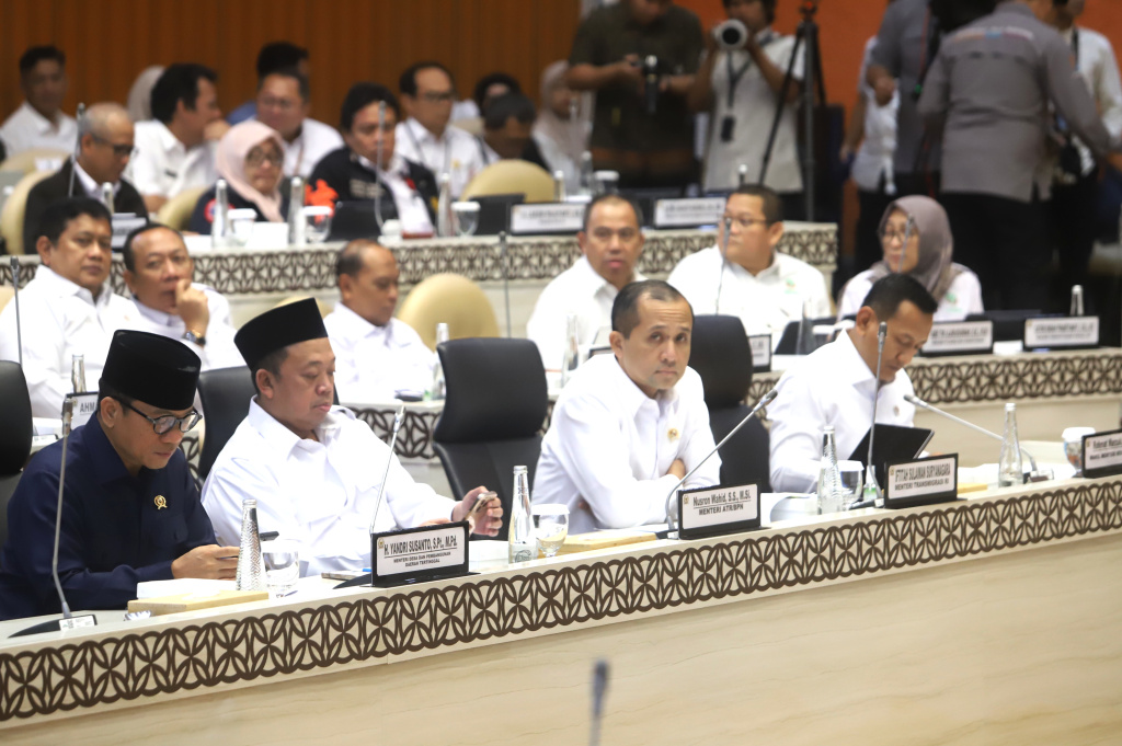 Rapat Pansus Pimpinan DPR dan Pemerintah membahas permasalahan desa tertinggal yang status tanahnya berada dikawasan hutan (Ashar/SinPo.id)