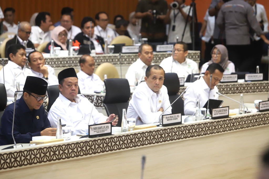 Rapat Pansus Pimpinan DPR dan Pemerintah membahas permasalahan desa tertinggal yang status tanahnya berada dikawasan hutan (Ashar/SinPo.id)