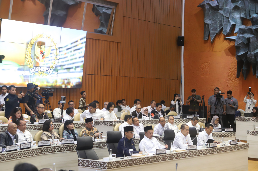 Rapat Pansus Pimpinan DPR dan Pemerintah membahas permasalahan desa tertinggal yang status tanahnya berada dikawasan hutan (Ashar/SinPo.id)