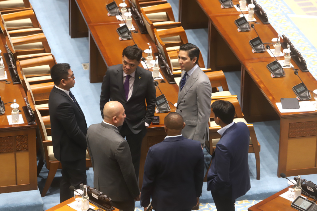 DPR sahkan Calon Hakim Mahkamah Konstitusi Adies Kadir (Ashar/SinPo.id)