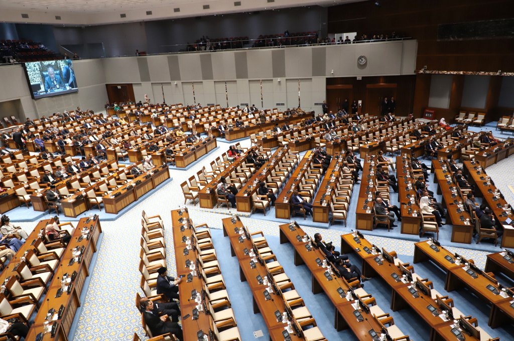 DPR sahkan Calon Hakim Mahkamah Konstitusi Adies Kadir (Ashar/SinPo.id)