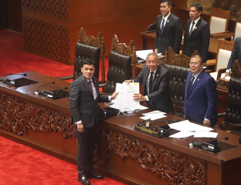 DPR sahkan Calon Hakim Mahkamah Konstitusi Adies Kadir (Ashar/SinPo.id)