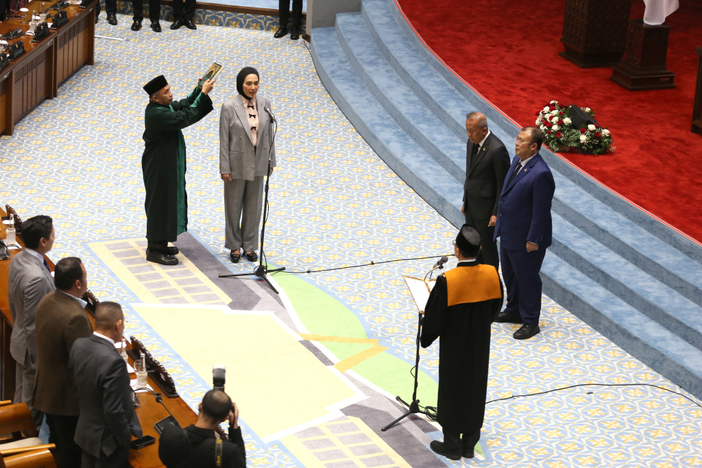 Wakil Ketua Komisi III DPR Sari Yuliati dilantik menjadi Wakil Ketua DPR menggantikan Adies Kadir yang terpilih Hakim Mahkamah Konstitusi (Ashar/SinPo.id)