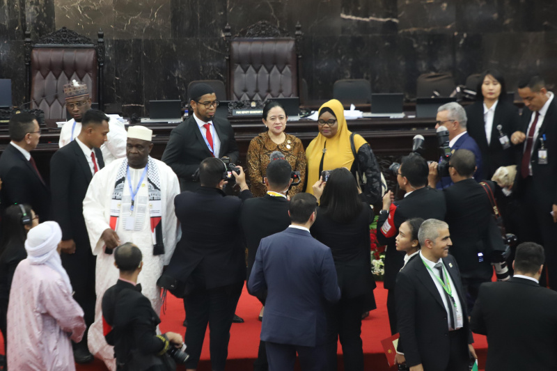 Rapat penutupan sidang konferensi ke-19 Parliamentary Union of The OIC (PUIC) mendukung Kemerdekaan untuk Palestina (Ashar/SinPo.id)