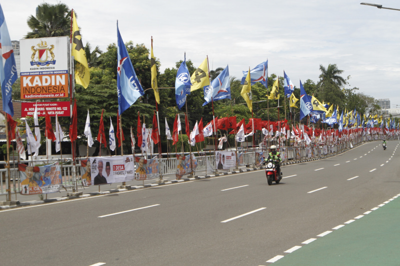 Sejumlah alat peraga kampanye melanggar peraturan pemerintah memasang di pembatas jalur sepeda (Ashar/SinPo.id)