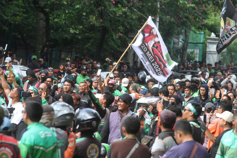 Ratusan driver ojek online gelar aksi demo terkait tingginya potongan aplikator hingga 20 persen