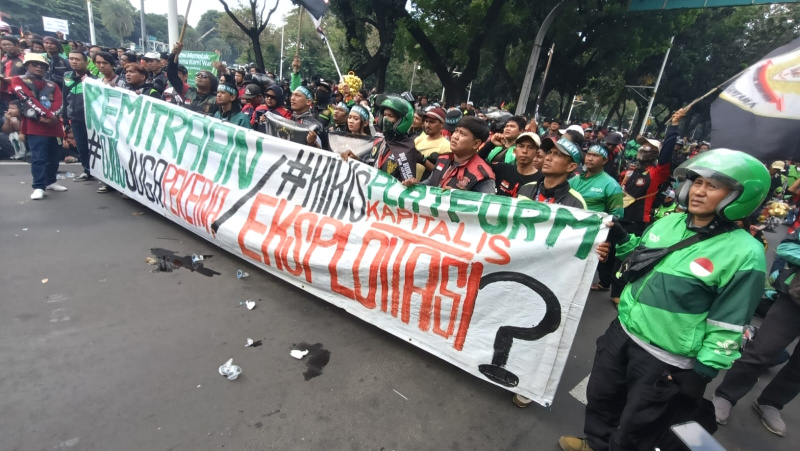 Ratusan driver ojek online gelar aksi demo terkait tingginya potongan aplikator hingga 20 persen