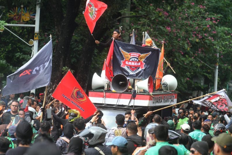 Ratusan driver ojek online gelar aksi demo terkait tingginya potongan aplikator hingga 20 persen