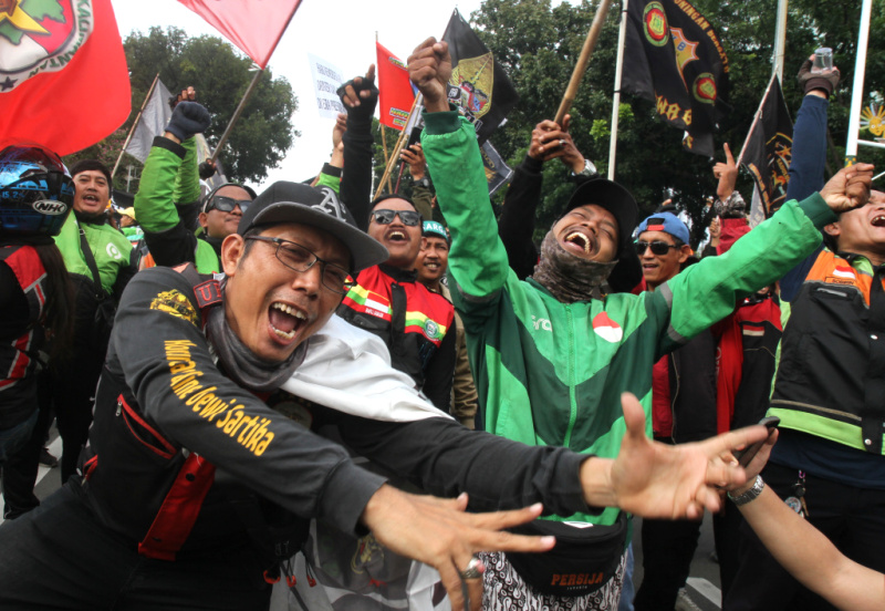 Ratusan driver ojek online gelar aksi demo terkait tingginya potongan aplikator hingga 20 persen