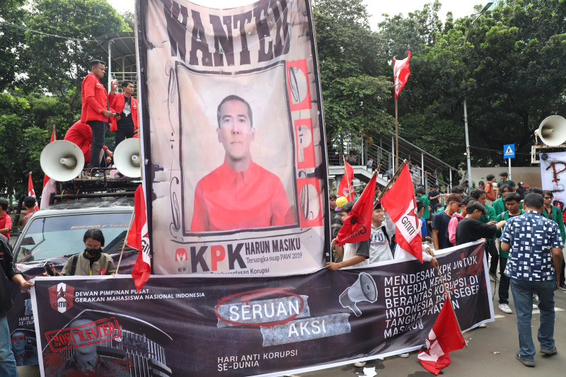 Ratusan mahasiswa gelar aksi demo didepan gedung KPK segera tangkap DPO Harun Masiku (Ashar/SinPo.id)