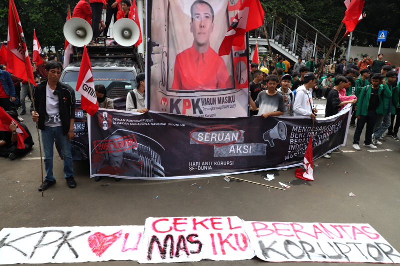 Ratusan mahasiswa gelar aksi demo didepan gedung KPK segera tangkap DPO Harun Masiku (Ashar/SinPo.id)